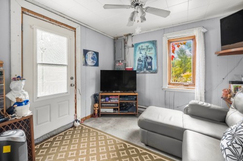 Salon - 2355 Rg St-François, Sainte-Julienne, QC 