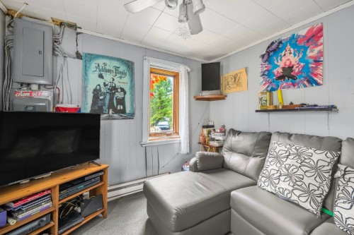 Salon - 2355 Rg St-François, Sainte-Julienne, QC 