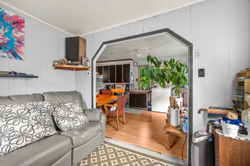 Salon - 2355 Rg St-François, Sainte-Julienne, QC 