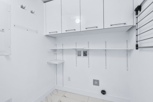 Salle de lavage - 608-3641 Av. Jean-Béraud, Laval (Chomedey), QC 