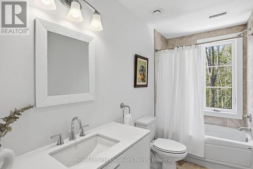 Upstairs bath - 66 Gordon Crescent, Meaford, ON 