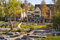 Resort like living on lake Simcoe - 