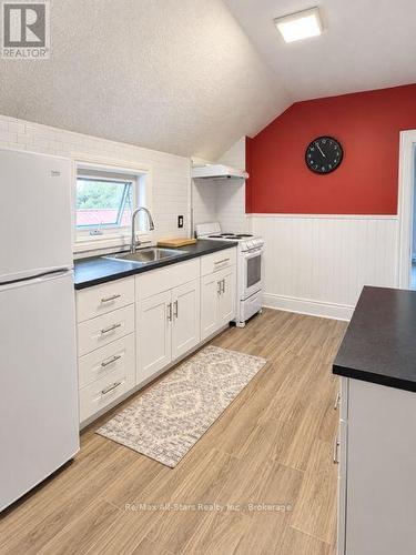 A - 9 FRANCIS STREET W , Kawartha Lakes (Fenelon Falls), Ontario K0M 1N0 2