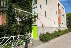 61 SEATON STREET Toronto, ON M5A 2T2
