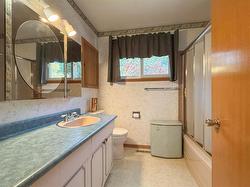 Main 4pc Bath - 