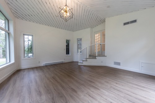 Salle familiale - 15 Rue Lynch, Lac-Brome, QC 