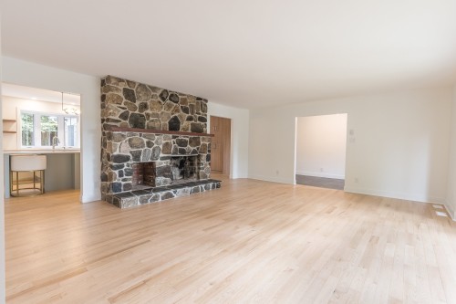 Salon - 15 Rue Lynch, Lac-Brome, QC 