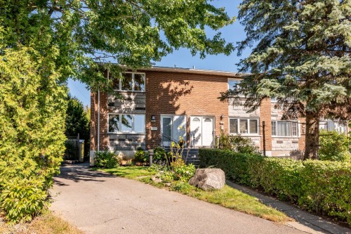 Courtyard - 1280 Place Port-Royal, Brossard, QC 