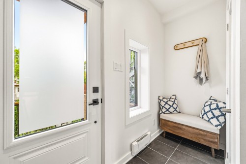 Mud Room - 6085 Rue D'Aragon, Montréal (Le Sud-Ouest), QC 