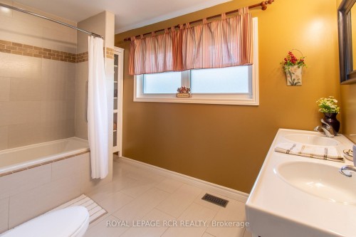18 Oak Street, Barrie, ON 