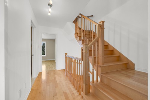 Escalier - 2864 Av. Ernest-Hemingway, Montréal (Saint-Laurent), QC 