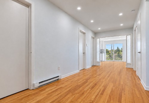 Corridor - 4528  - 4530 Boul. Notre-Dame, Laval (Chomedey), QC 