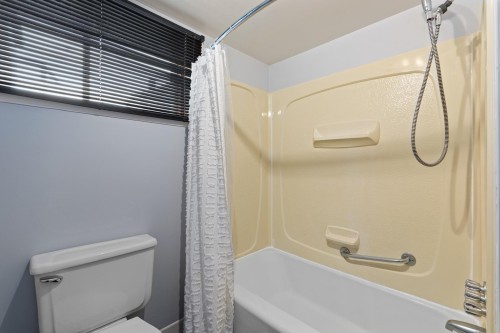 Bathroom - 5 Rue Paquette, Salaberry-De-Valleyfield, QC 