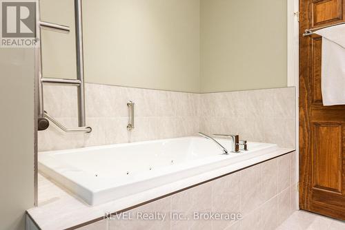 Main Level ensuite ...ahhhh! - 19 Francesco Crescent, St. Catharines (Rykert/Vansickle), ON 