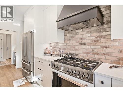 Gas stove - 1675 Willow Crescent Unit# 3 Lot# 3, Kelowna, BC 