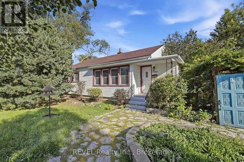 7962 Booth Street, Niagara Falls (Ascot), ON 