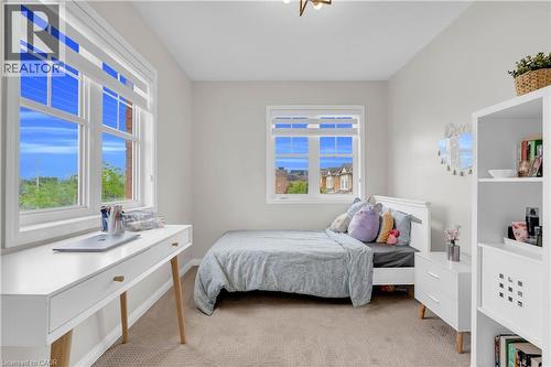 Neutral wall color, carpet flooring, two windows with white blinds, and a built-in ceiling light fixture - 2435 Coho Way, Oakville, ON 