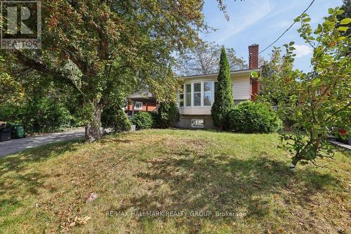 Beautiful mature landscaping. - 211 Harcourt Avenue, Ottawa, ON 