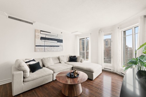 Living Room - 608-8200 Boul. St-Laurent, Brossard, QC 