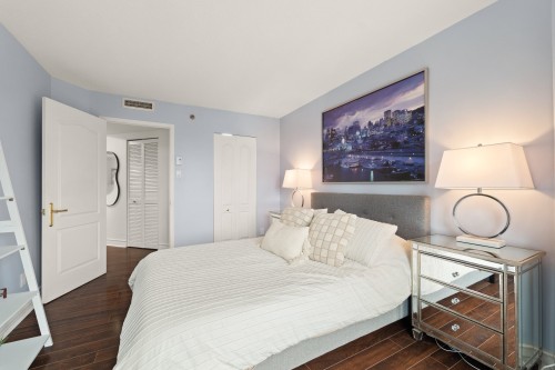 Master Bedroom - 608-8200 Boul. St-Laurent, Brossard, QC 