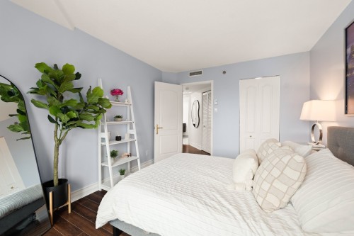 Master Bedroom - 608-8200 Boul. St-Laurent, Brossard, QC 
