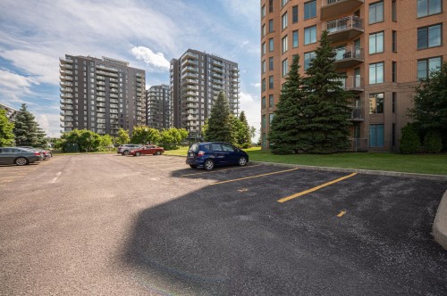 Parking - 608-8200 Boul. St-Laurent, Brossard, QC 