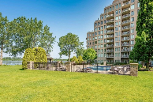 Pool - 608-8200 Boul. St-Laurent, Brossard, QC 
