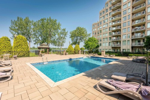 Pool - 608-8200 Boul. St-Laurent, Brossard, QC 