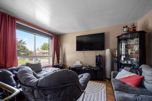 Salon - 78 Rue Billette, Salaberry-De-Valleyfield, QC 