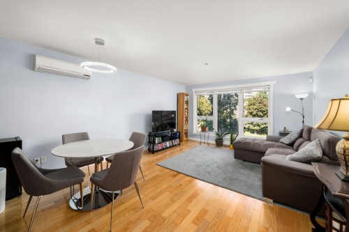 Salon - 6-7390 Ch. De La Côte-St-Luc, Montréal (Côte-Des-Neiges/Notre-Dame-De-Grâce), QC 