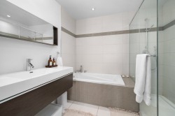Salle de bains attenante à la CCP - 