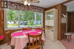 Spacious and bright eating area - Photo 2 - 