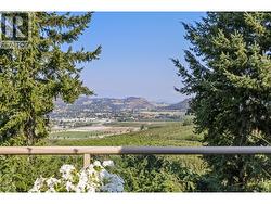 Upper and lower decks to enjoy unobstructed views over the valley and vinyards - 