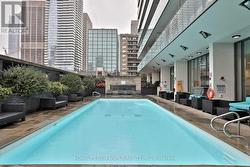 Beautiful outdoor swimming pool - 