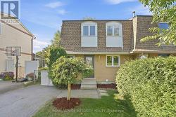 909 LAWNSBERRY DRIVE Ottawa, ON K1E 1Y2