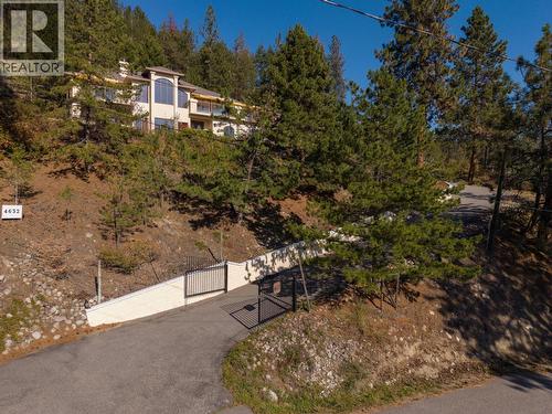 Entrance to property - 4632 / 4624 Minto Street, Peachland, BC 