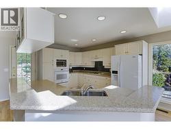 Functional kitchen with a gas cooktop and built in oven - 