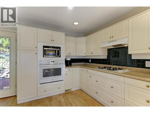 Kitchen with gas cooktop and built in oven - 4632 / 4624 Minto Street, Peachland, BC 