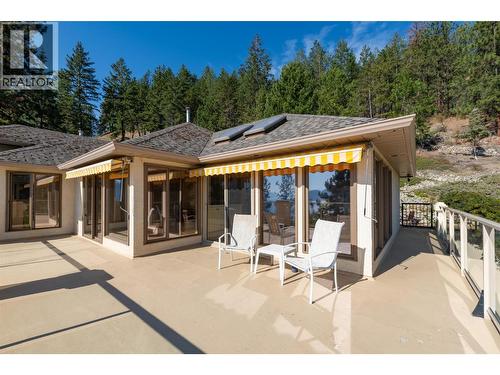 Spacious deck with awnings - 4632 / 4624 Minto Street, Peachland, BC 