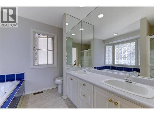 Primary Ensuite - dual vanities, soaker tub and shower - 4632 / 4624 Minto Street, Peachland, BC 