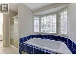 Primary ensuite - soaker tub - 