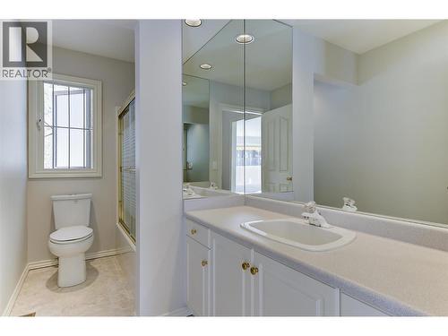 Bathroom on the main level - 4632 / 4624 Minto Street, Peachland, BC 