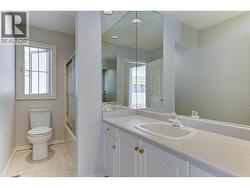 Bathroom on the main level - 