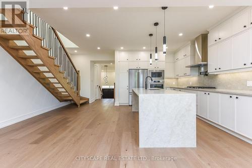 956 Fourth Street, Mississauga, ON - Indoor Photo Showing Kitchen With Upgraded Kitchen