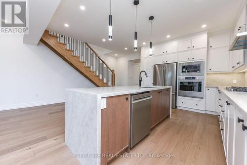 956 Fourth Street, Mississauga, ON - Indoor Photo Showing Kitchen With Upgraded Kitchen