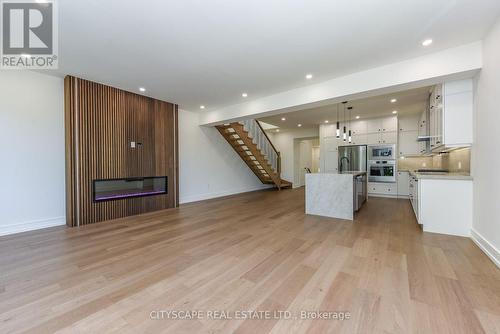 956 Fourth Street, Mississauga, ON - Indoor Photo Showing Kitchen