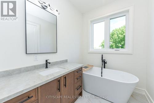 956 Fourth Street, Mississauga, ON - Indoor Photo Showing Bathroom