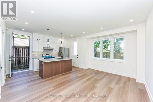 956 Fourth Street, Mississauga, ON - Indoor Photo Showing Kitchen