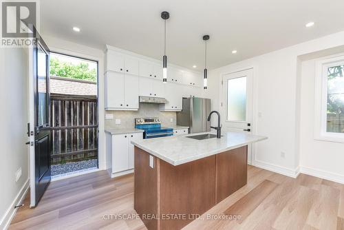 956 Fourth Street, Mississauga, ON - Indoor Photo Showing Kitchen With Upgraded Kitchen