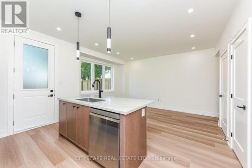 956 Fourth Street, Mississauga, ON - Indoor Photo Showing Kitchen